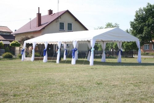 Dekoracja namiotu weselnego.