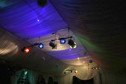 Oświetlenie namiotu podczas uroczystości w plenerze.