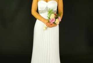 Suknia ślubna z kamieniami Swarovski pod biustem.