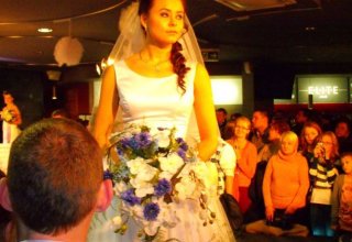 Suknia ślubna z trenem podczas targów ślubnych w Hotelu Rado.