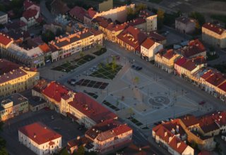 Strzyżowski rynek w porannym słońcu.