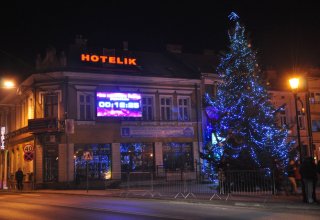 Rynek w Strzyżowie nocą zdjęcia