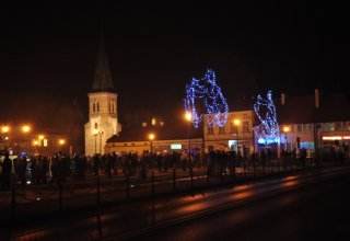 Rynek w Strzyżowie nocą zdjęcia