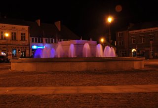 Rynek w Strzyżowie nocą zdjęcia