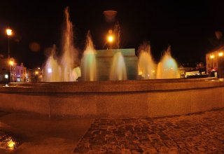Rynek w Strzyżowie nocą zdjęcia