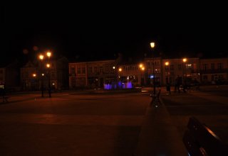 Rynek w Strzyżowie nocą zdjęcia
