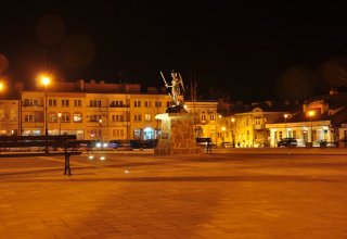 Rynek w Strzyżowie nocą zdjęcia