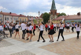 Modlitwa uwielbienia i taniec na strzyżowskim Rynku
