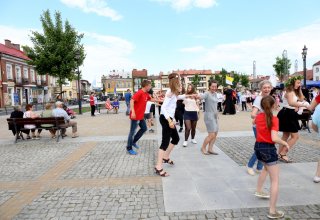 Modlitwa uwielbienia i taniec na strzyżowskim Rynku