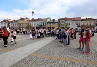 Modlitwa uwielbienia i taniec na strzyżowskim Rynku