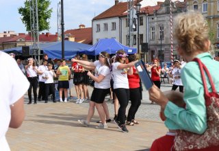 Modlitwa uwielbienia i taniec na strzyżowskim Rynku