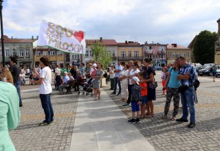 Modlitwa uwielbienia i taniec na strzyżowskim Rynku