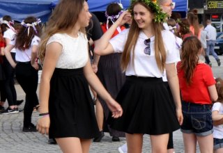 Modlitwa uwielbienia i taniec na strzyżowskim Rynku