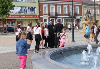 Modlitwa uwielbienia i taniec na strzyżowskim Rynku
