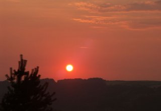 Krajobraz okolicy i zachodzace słońce