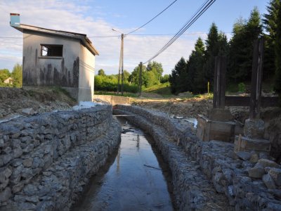 Zabezpieczanie osuwiska w Niewodnej