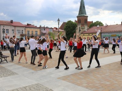Modlitwa uwielbienia i taniec na strzyżowskim Rynku