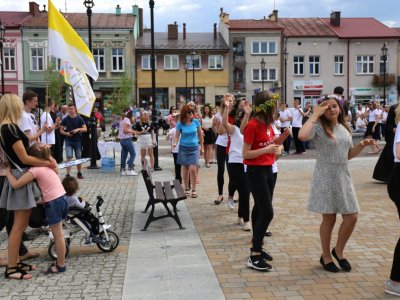 Modlitwa uwielbienia i taniec na strzyżowskim Rynku