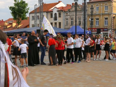 Modlitwa uwielbienia i taniec na strzyżowskim Rynku