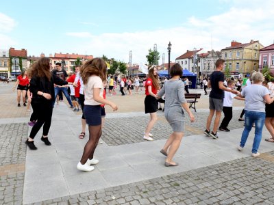 Modlitwa uwielbienia i taniec na strzyżowskim Rynku