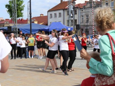 Modlitwa uwielbienia i taniec na strzyżowskim Rynku