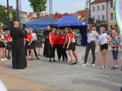 Modlitwa uwielbienia i taniec na strzyżowskim Rynku