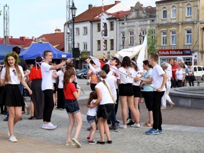 Modlitwa uwielbienia i taniec na strzyżowskim Rynku