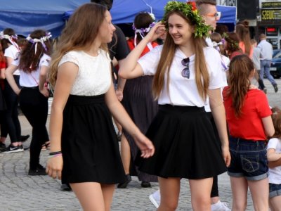 Modlitwa uwielbienia i taniec na strzyżowskim Rynku