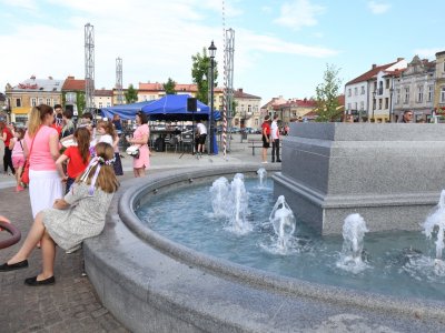 Modlitwa uwielbienia i taniec na strzyżowskim Rynku