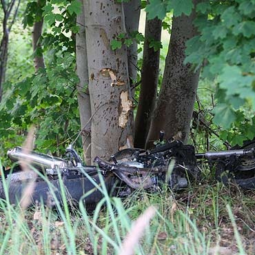Motocyklista uderzył w drzewo