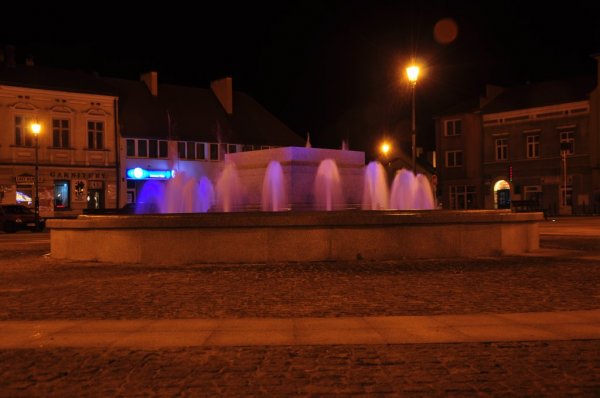 Rynek w Strzyżowie nocą zdjęcia